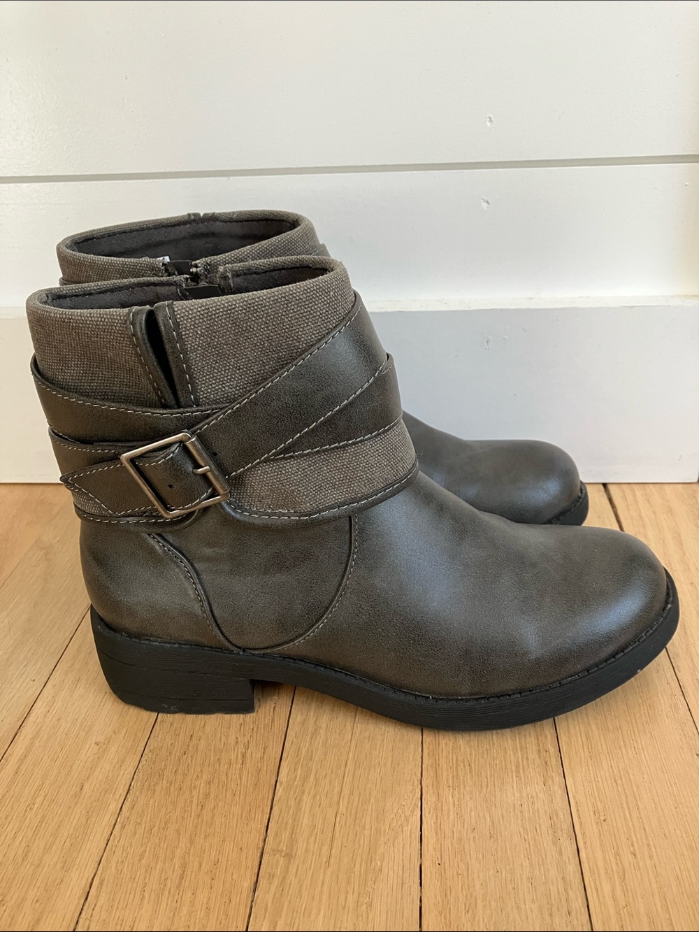 Rocket Dog Women’s Gray Ankle Boots with Buckle Strap 8